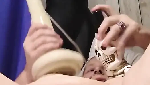 Die monströse vibrierende freude an ihrer muschi, die sie schlägt