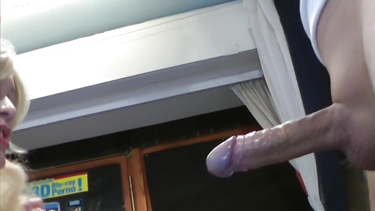 Blonde Milf enjoys shameless double penetration