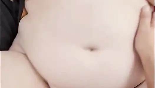 Az önce içeri girip beni çiğ sikip içine boşalmak için telefonumu kaydırıyorum