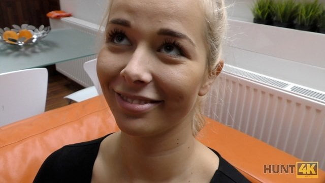 Hunt4k. cazador atrapa el momento adecuado para seducir a la rubia adolescente