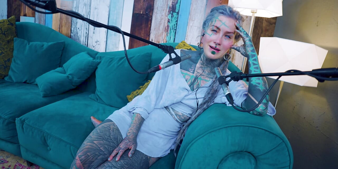F hakkında konuşuyorum - korku - asmr podcast sfw konuşuyor gotik sıska kız dreadlocks dövmeli model dövmeli kız