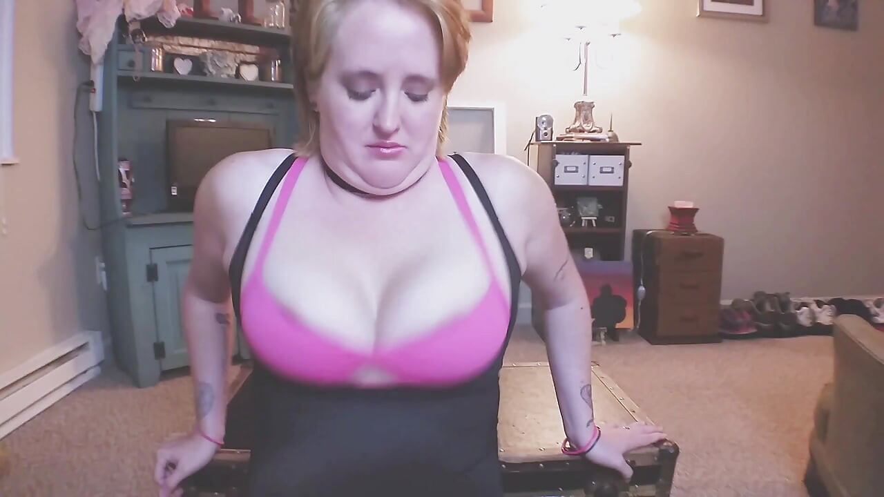 Pervertida rosa aceitosa deportiva en sujetador con tetas