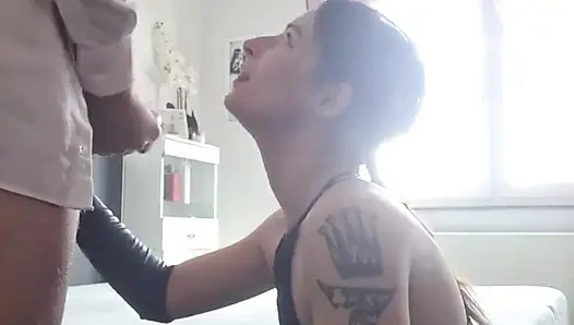 Wenn eine Schlampe von der Arbeit nach Hause kommt