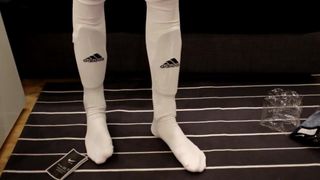 Diversión con los nuevos calcetines adidas y espinilleras Nike