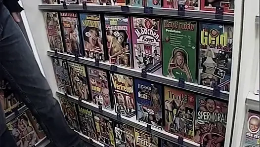 Sarışın video dükkanında üç adam tarafından sikiliyor ve sakso çekiyor