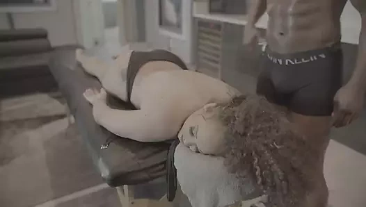 Фигуристая милфа возбуждается во время массажа и не может сказать «нет» большому черному члену!