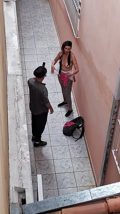 Dejo que mi jefe me rasgue la ropa después de que me sorprendió fumando.