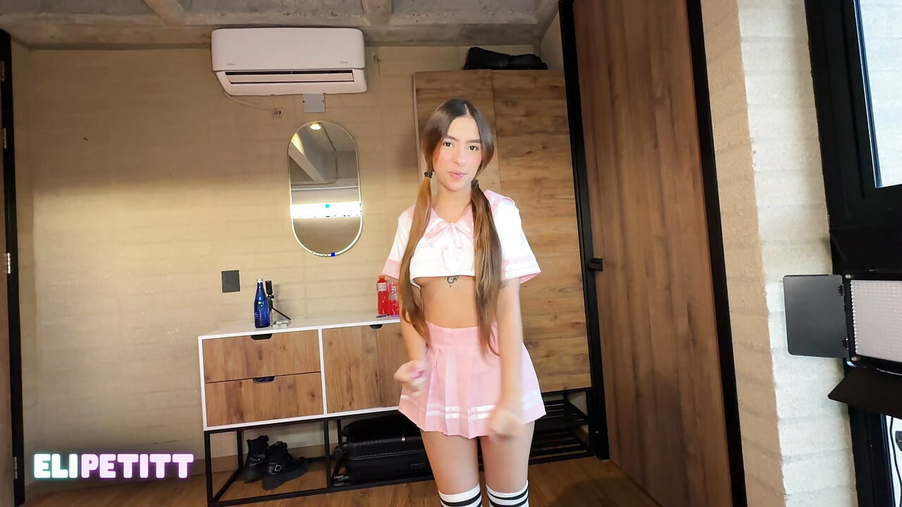 나는 그가 집에 도착하면 그의 자지를 빨 수 있도록 내 유니폼에 내 호감의 화장실에 숨어.