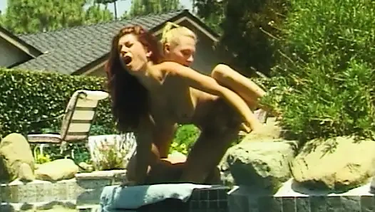 Lesbische Pool-Verführung