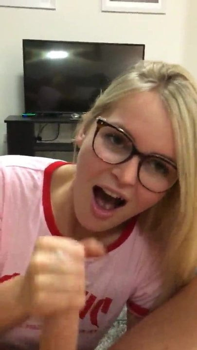 Si blonde seksi dengan cermin mata menghisap zakar dan menelan mani