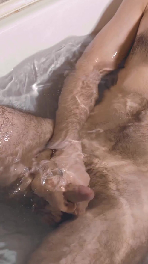 Ein junger typ wichst in der badewanne und wenn er sein stöhnen beim orgasmus hält. | Clip 1