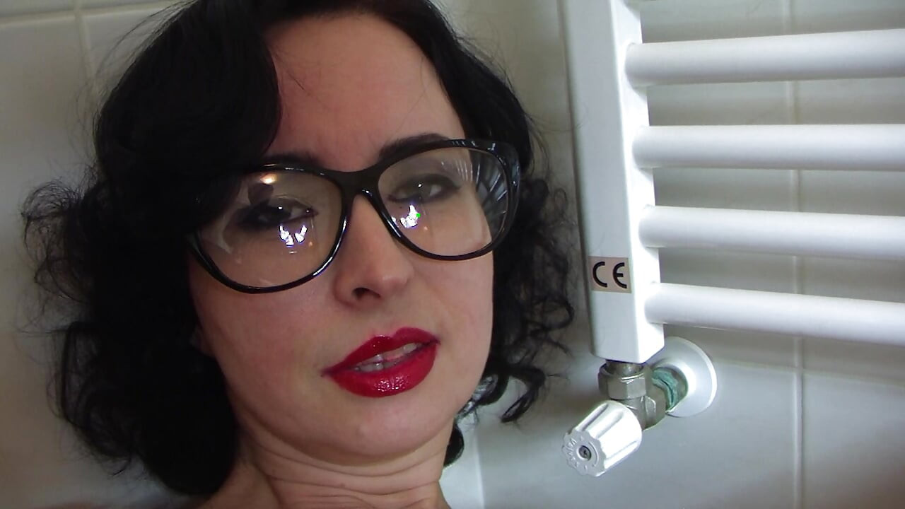 O perversă în Ochelari o ia razna