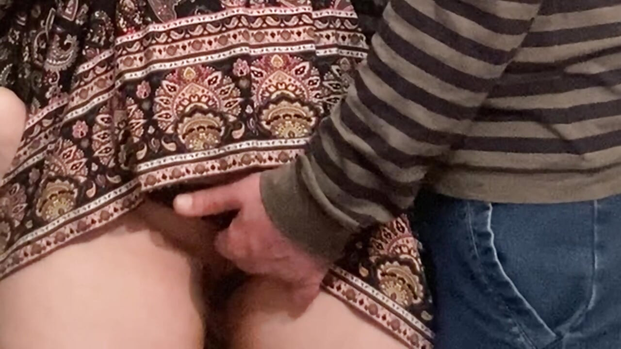 Mi novio dejó que un pervertido me masturbara en el metro
