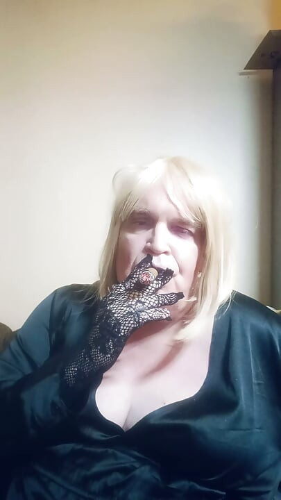 BBW TV pratar om att ge en rökig avsugning men med en cigarr