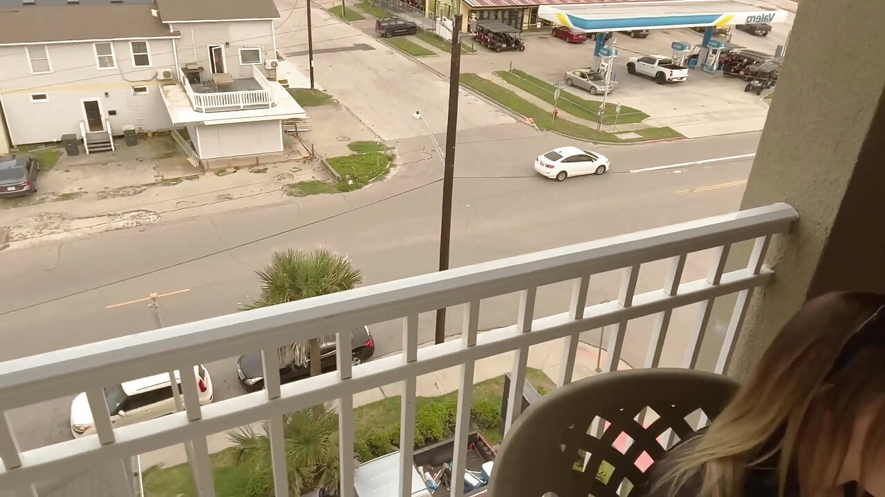 Ocupado sexo en la carretera y mamada en el balcón del hotel