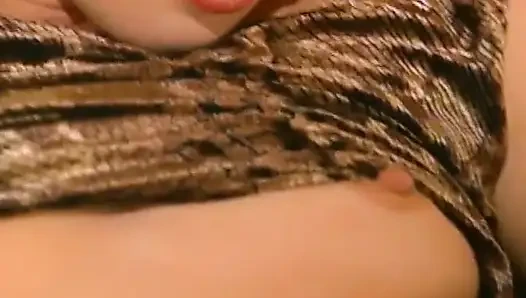 Sarışın hatun kanepede tutkuyla zevk alıyor