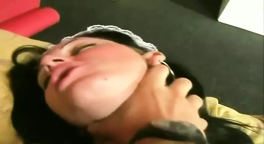 흑인 대물 자지에게 따먹히는 아름다운 금발
