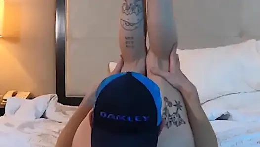 Лижет миниатюрную татуированную тинку киску - подборка 4