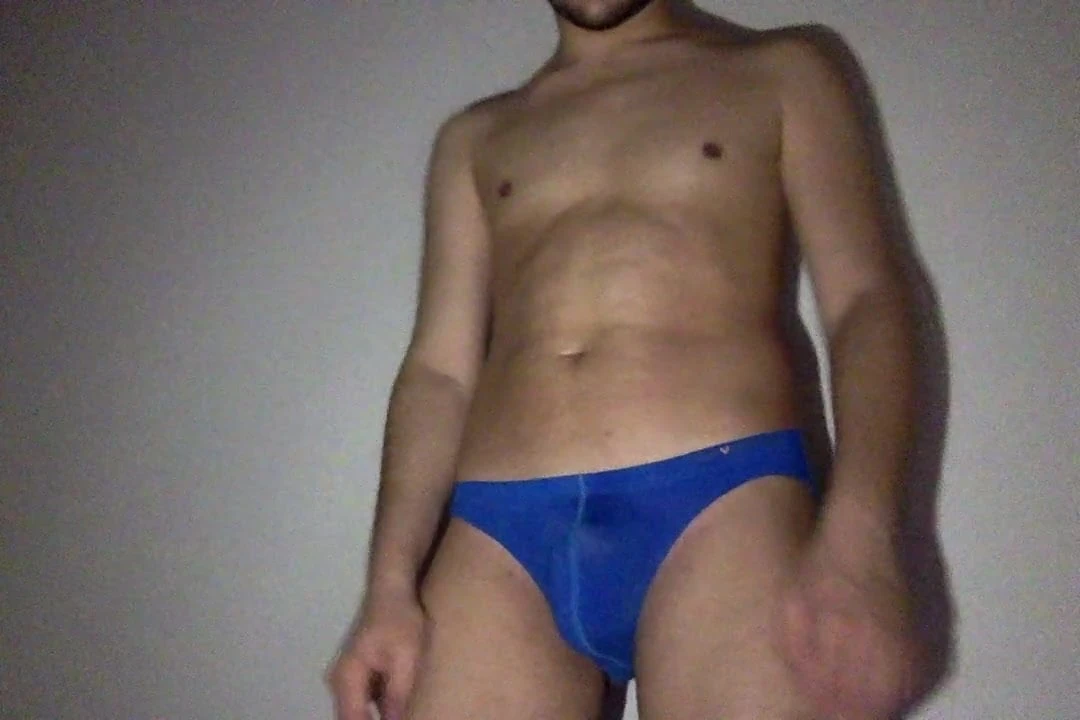 Un twink turco si masturba