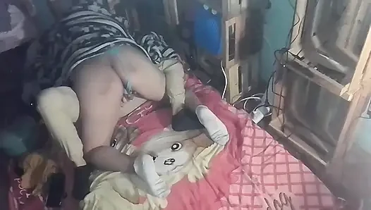 Под одеялом я целую ее и прикасаюсь к ней