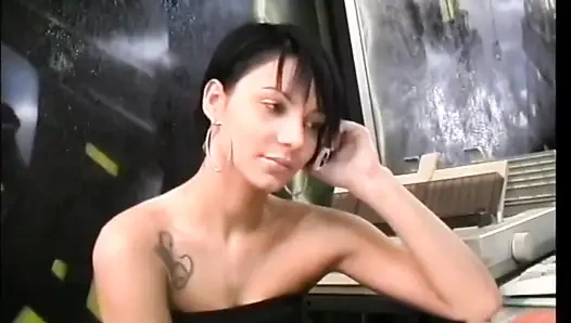 Schöne sexy geile amateur-MILF mit kleinen titten masturbiert ihre haarige muschi mit einem dildo