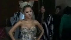 Ariana Grande sexy cache ses petits seins