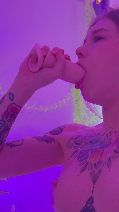 Slutty blondin dreglar och munkavle på dildoleksak
