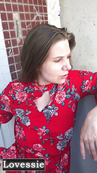 Una hermosa milf con un vestido rojo chupó la polla de su vecino en el balcón y lo invitó de vuelta a su lugar - Lovessie