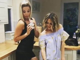 Emily e Kylie dançando