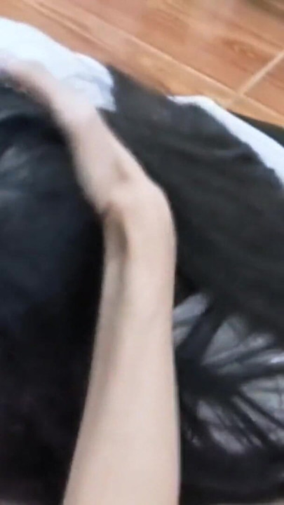 Ταϊλανδός φοιτητής χτυπήθηκε από μια σχεδία γάλακτος. | Κλιπ 3