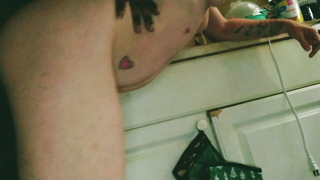 Vrouw wordt geneukt in de keuken