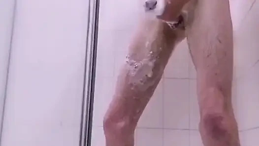 Duşta mastürbasyon yapıyor