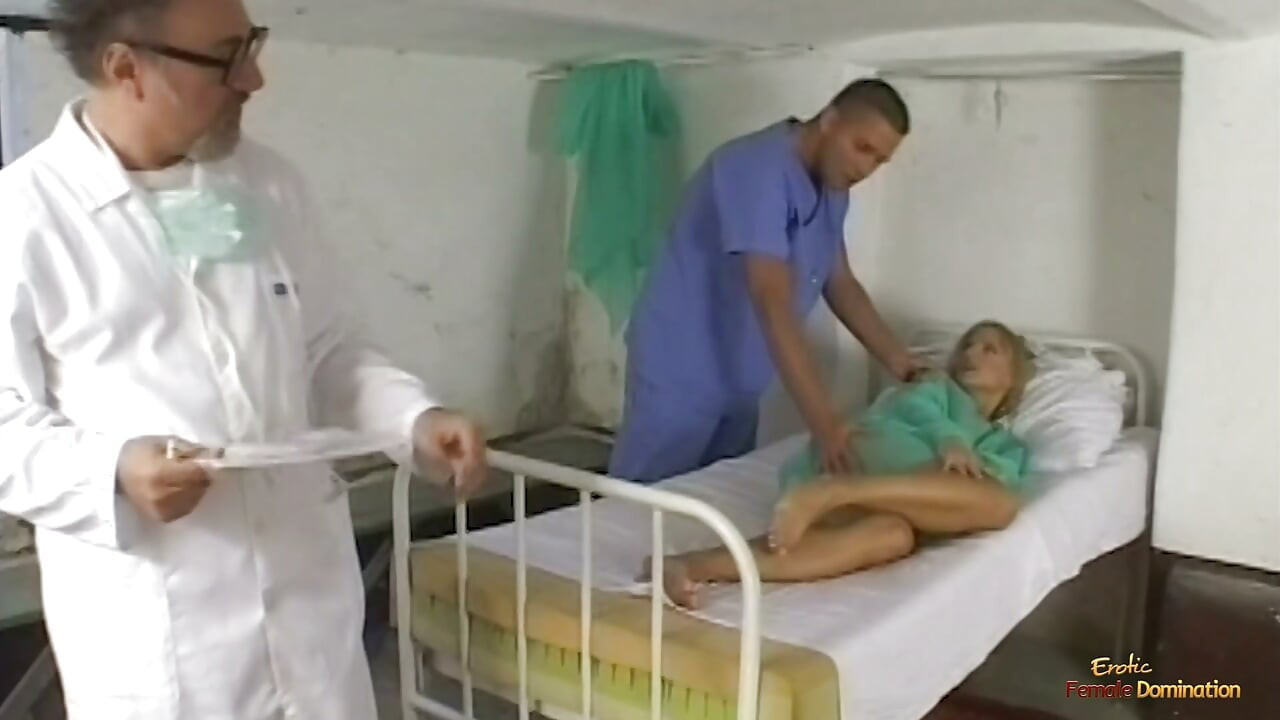 A clínica médica com seus residentes se entrega a ação proibida entre médico e paciente