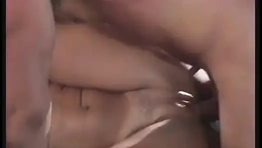 Geile MILFs teilen den schwanz des jungen hengstes beim blowjob