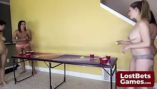 Empat lesbian hot lagi asik main game strip air pong