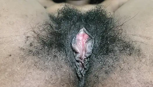 Yalnız kıllı orta yaşlı seksi kadın amını olgun özgüvenle, doğal amı ve samimi kendini seven enerjiyle gösteriyor