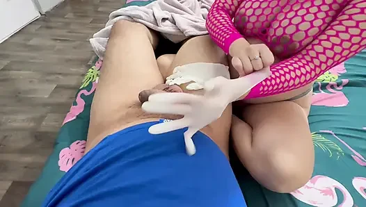 Beyaz tıbbi eldivenli Hintli üvey kız kardeş yarağıma elle muamele çekiyor ve eldivenlerde küçük yarağın tadını çıkarıyor