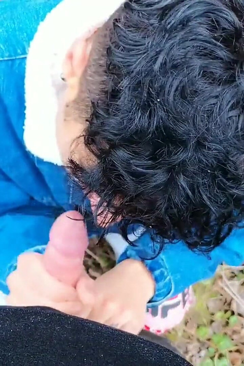 Amatör uzun sakso bakış açısı - açık yağmurlu günde dışarıda emiyor