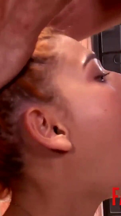 สาวละตินตัวเล็กน่ารักกลืนควยใหญ่ผิวดําขณะตรึงไว้กับกําแพง คลิป 2