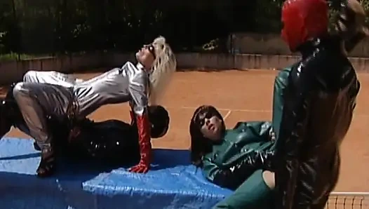 Anales vierer auf dem tennisplatz mit atemberaubenden deutschen puppen gefistet