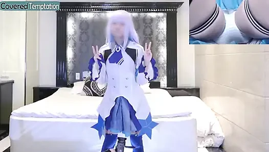 Cosplay anı ince bir yeni gelen oyuncu merakını keşfederken utangaç heyecan uyandırıyor