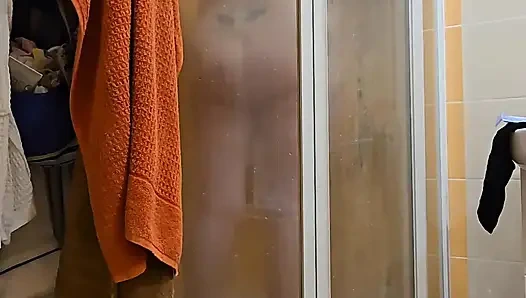 Büyük yumuşak doğal memeli ve büyük götlü sevimli iri güzel evli kadın duş alıyor