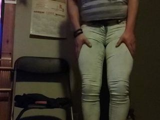 Kot pantolon ve yüksek topuklu seksi crossdresser
