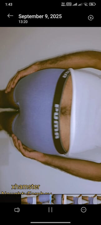 Ragazzo effeminato magro fa ballare come la spogliarellista del club in modalità sexy e mostra il cazzo sexy