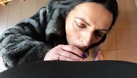 Pelacur elegan dengan bulu dientot habis-habisan di atas meja kayu sampai dicrot dua kali