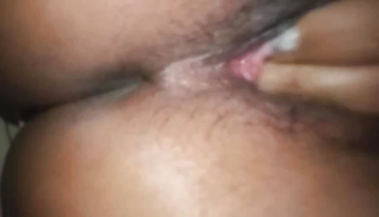 Sri-lankisches campusmädchen hat sex allein im zimmer