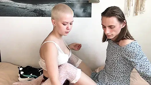 Vilu Vidish lässt einen jungen zu einem mädchen machen, um ihn zu pegpen