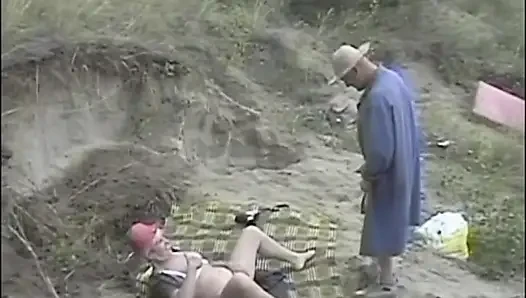 Mature couple hairy pussy fucking in dogging position
