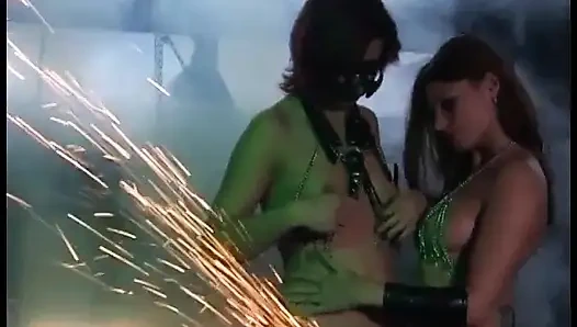 Ein paar heiße hübsche schätzchen nehmen allein schwanz in ihre nassen löcher