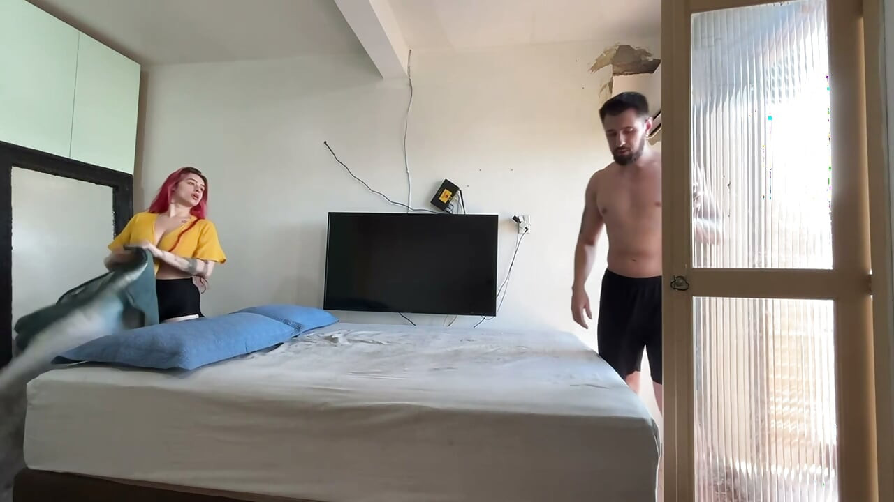 Dei-lhe o cu de frente para a janela da vizinha bisbilhoteira e ele gozou dentro